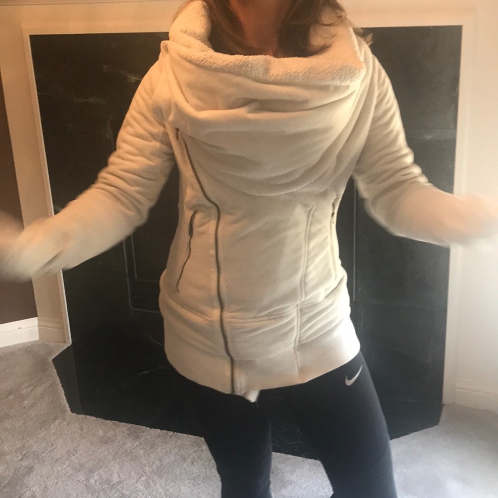 Lululemon beige versatile fleece w/thumb holes!